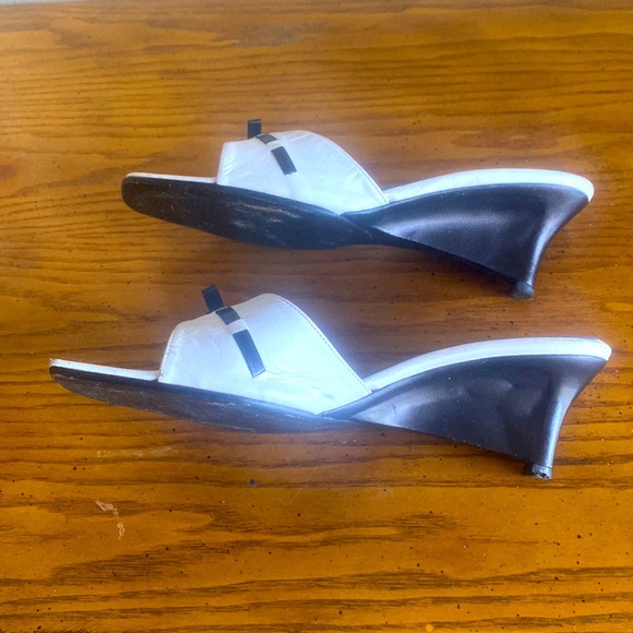 Anne Klein White/Black Wedge Slip on Mule Sandal Sz 7 1/2 - Picture 6 of 6